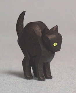Schwarze Katze, stehend