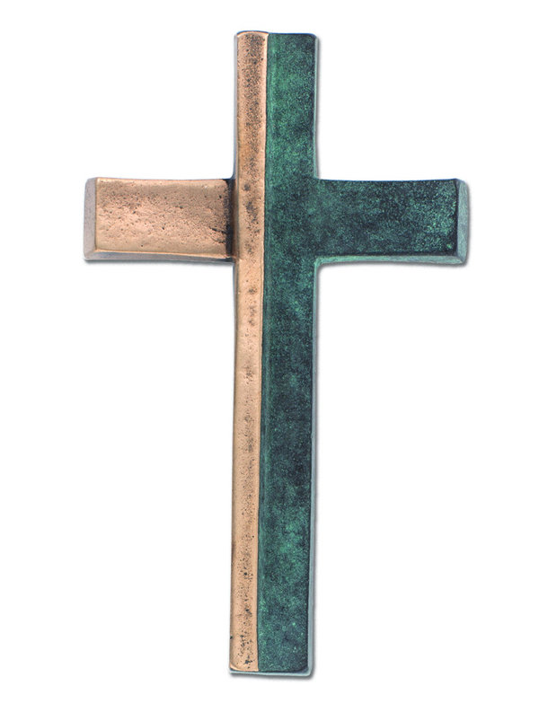 Schmuckkreuz grün patiniert aus Bronze